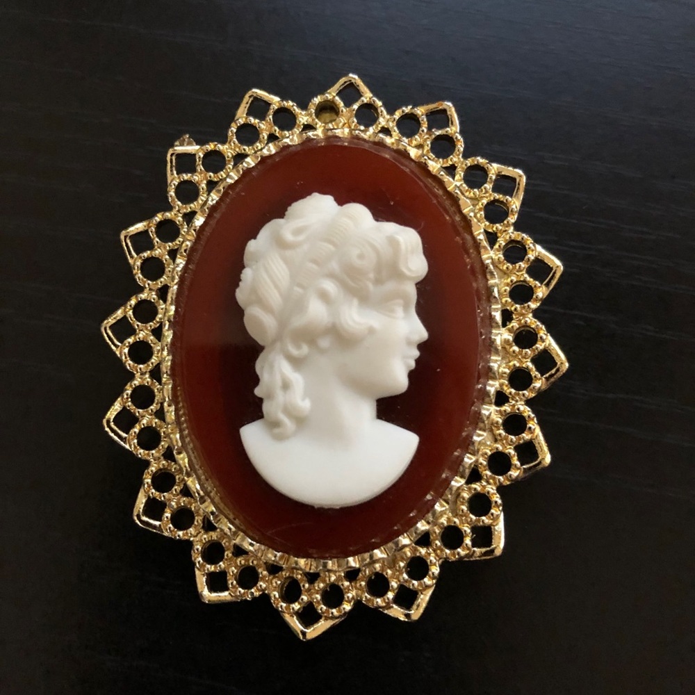Vintage cameo brooches/pendant‎